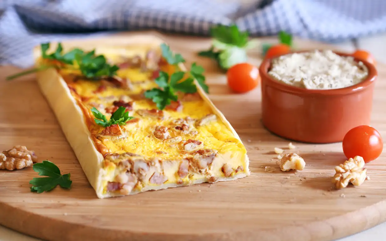 Recette quiche au fromage fouetté ail et fines herbes et cerneaux de noix