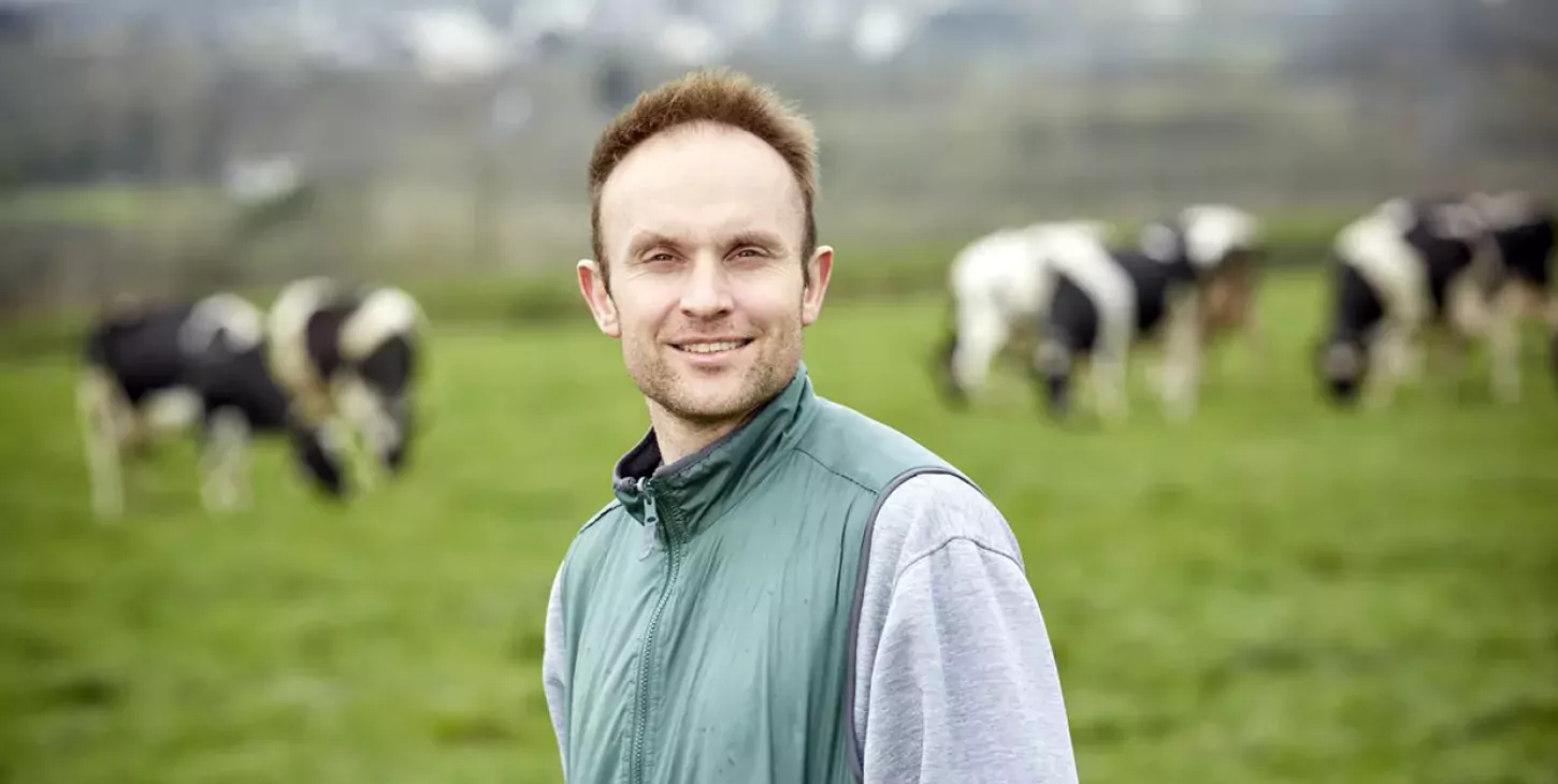 Julien Cabon éleveur Paysan Breton dans son pâturage