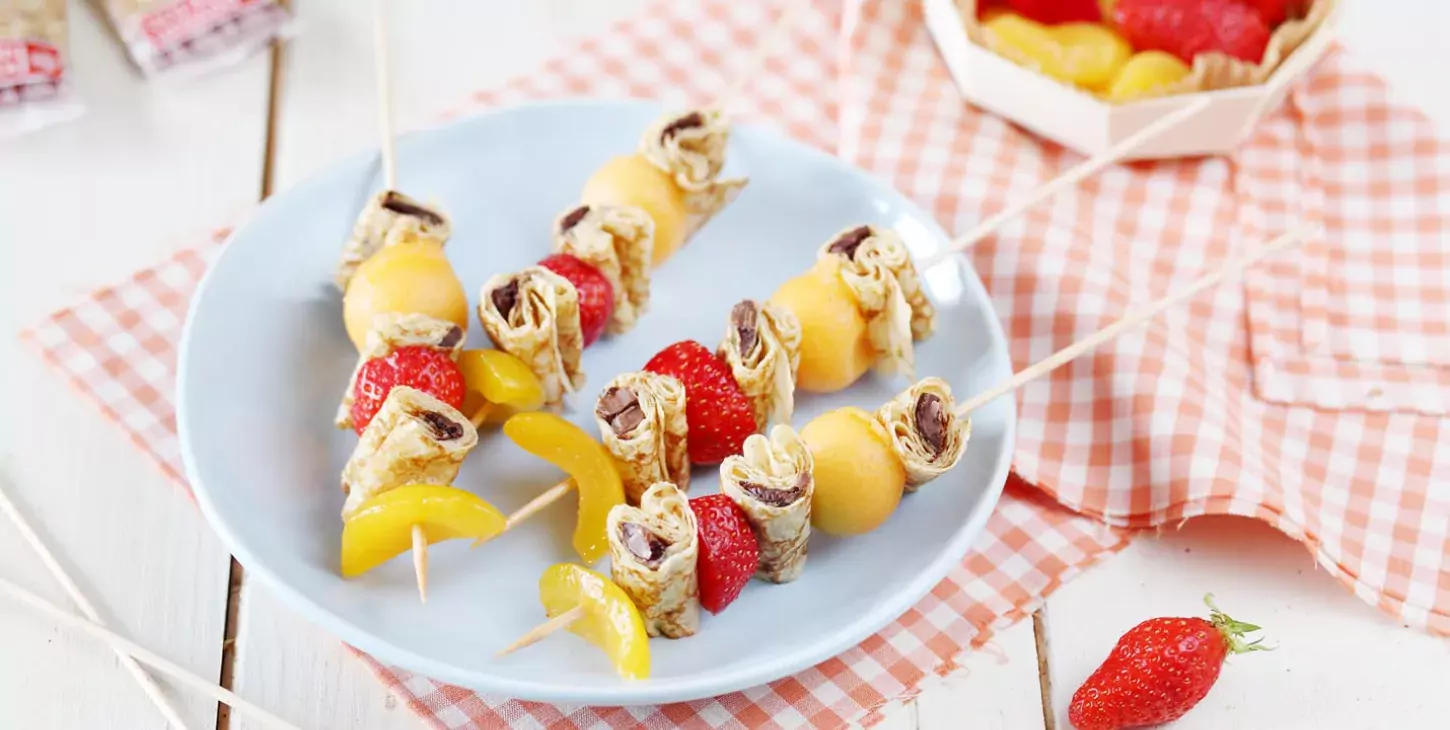 Brochettes de fruits et Crêpes Fourrées au Fondant et Morceaux de Chocolat