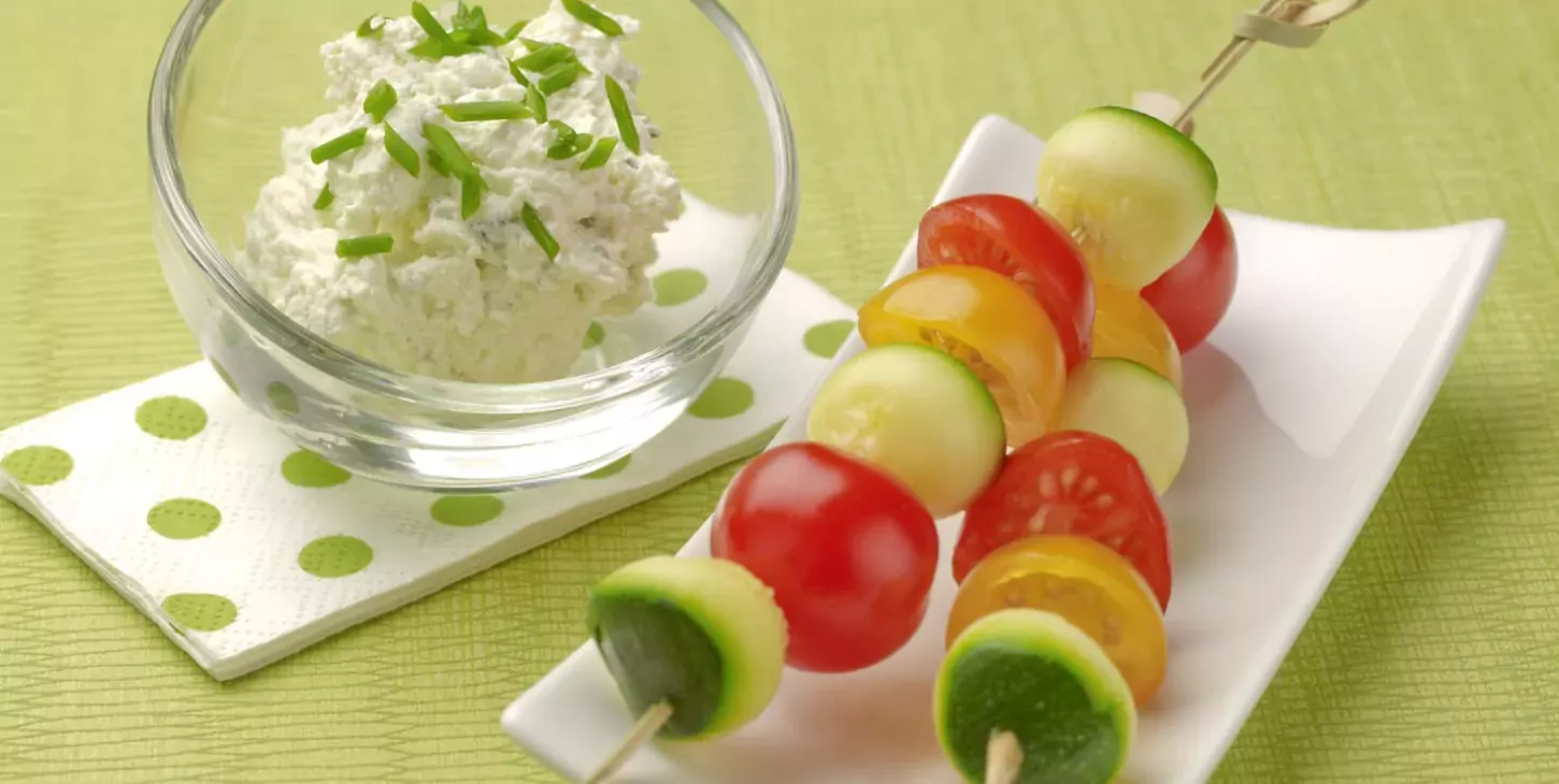 Spitjes van kerstomaten en courgetteballetjes met opgeklopte kaas Sjalot en bieslook