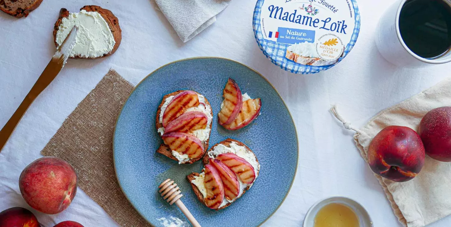 Tartine de Fromage Fouetté Madame Loïk et pêche grillée