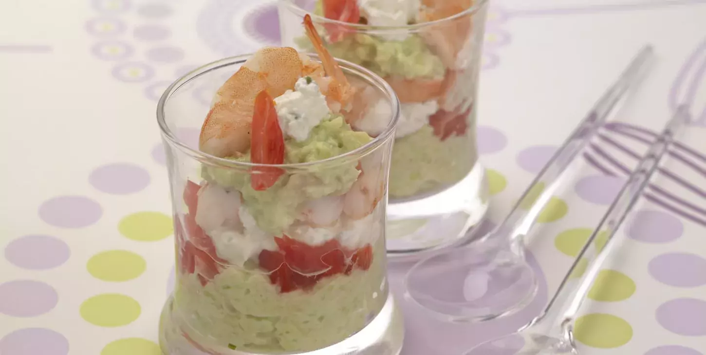 Verrine de guacamole au Fromage Fouetté Madame Loïk, crevettes roses et tomates cerise