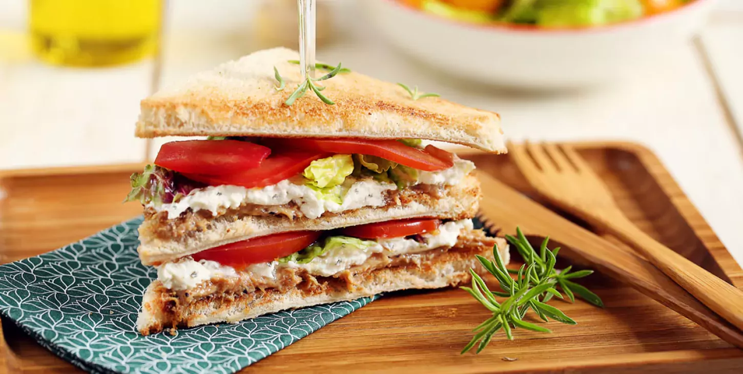 Club sandwich rillettes de poulet, tomates et fromage fouetté