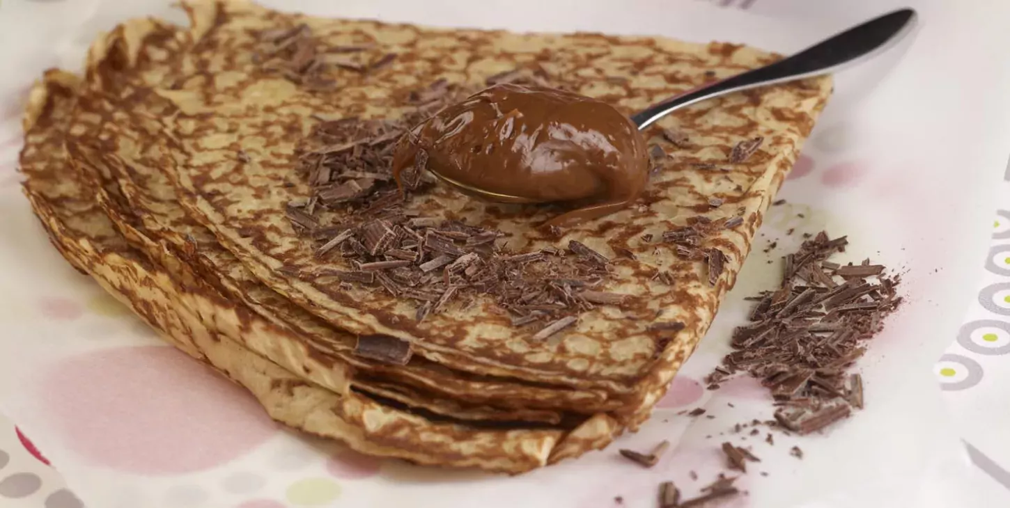 Crêpe à la confiture de lait et râpé de chocolat