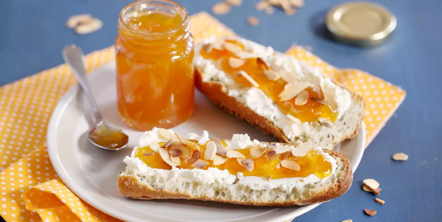 Tartine au Fromage Fouetté et à la confiture