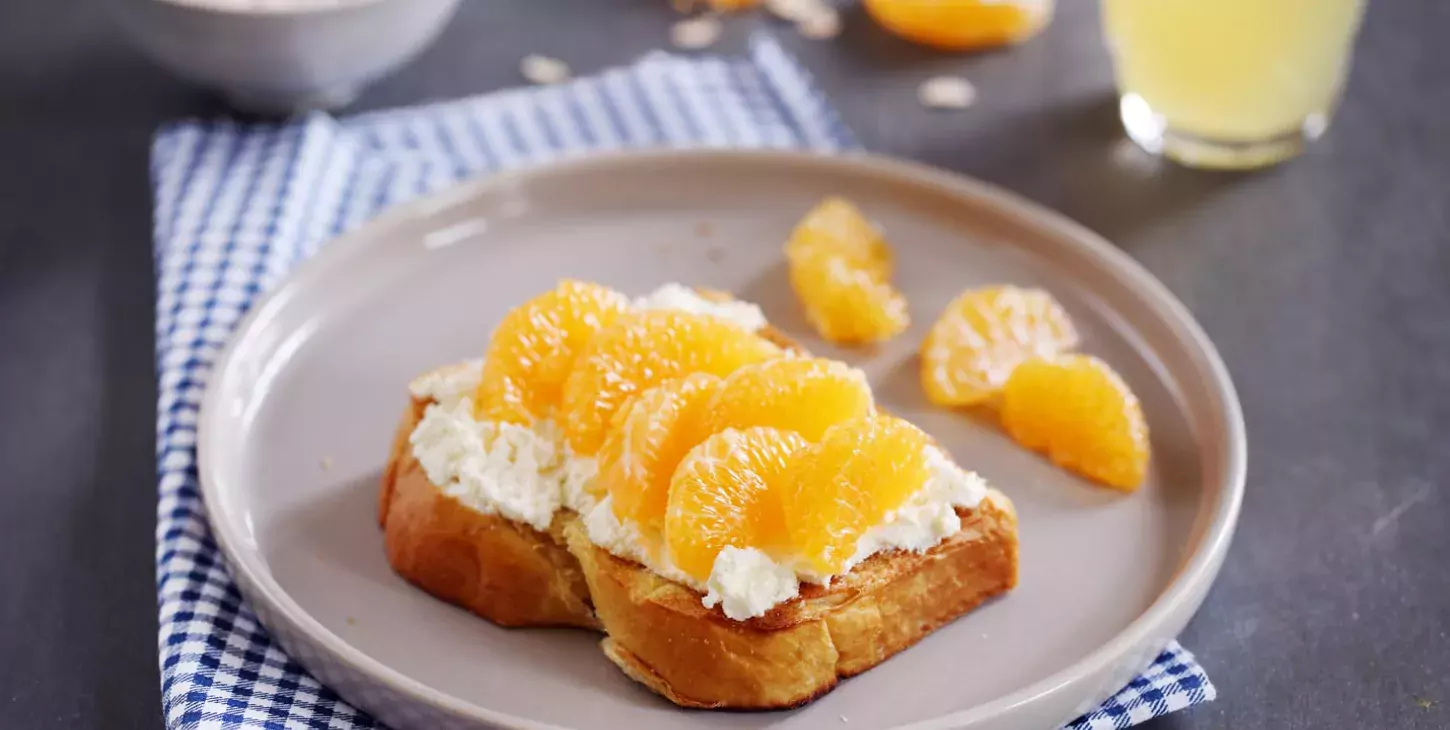 Brioche met opgeklopte kaas en clementines