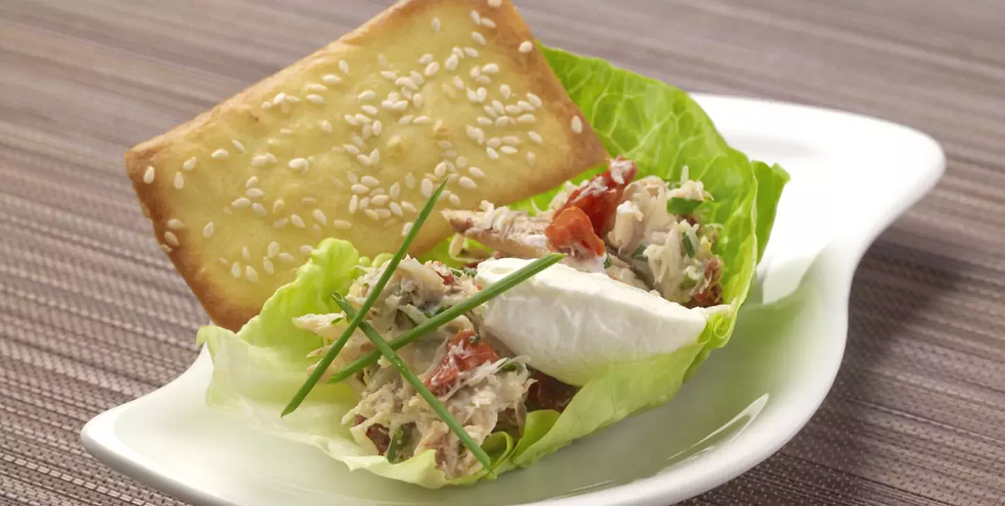 Sesamkoekje me krab en een slaatje van zongedroogde tomaten met opgeklopte kaas Madame Loïk