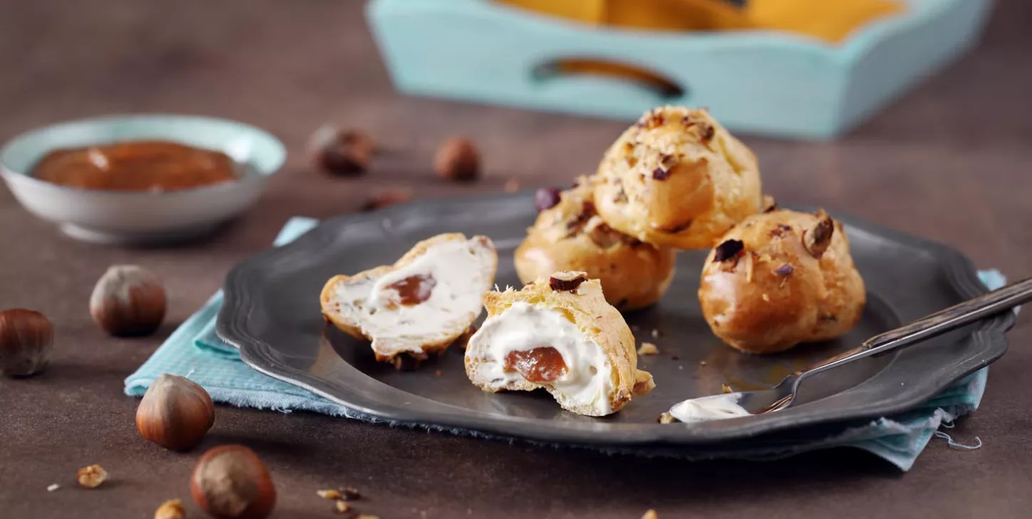 Choux à la crème, aux noisettes et cœur caramel