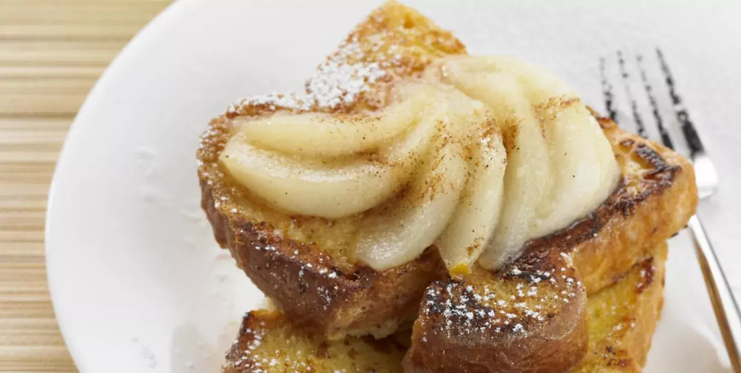 Pain perdu aux poires fondantes, caramel et noisettes