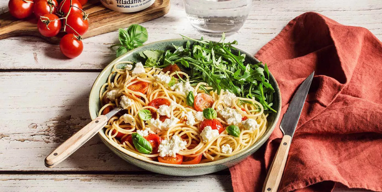 Spaghetti met kerstomaatjes, basilicum en Opgeklopte kaas