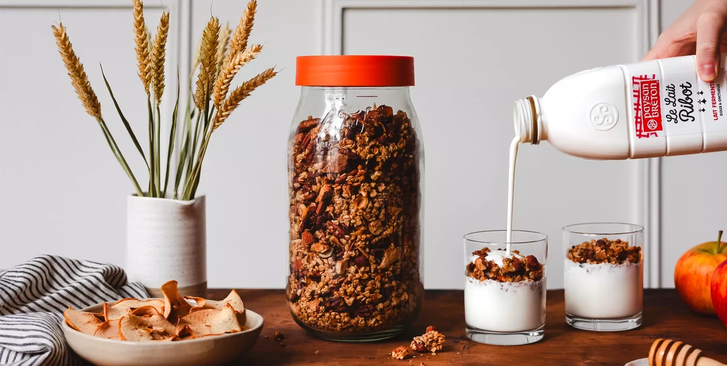 granola aux fruits secs accompagné de lait Ribot Paysan Breton 