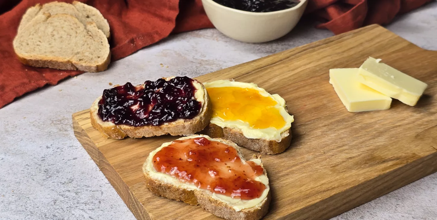 Pain, beurre tendre demi-sel paysan breton et confiture