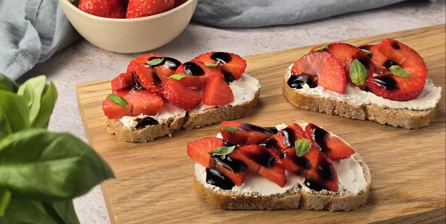 recette tartine fromage fouetté nature madame loik fraises et basilic